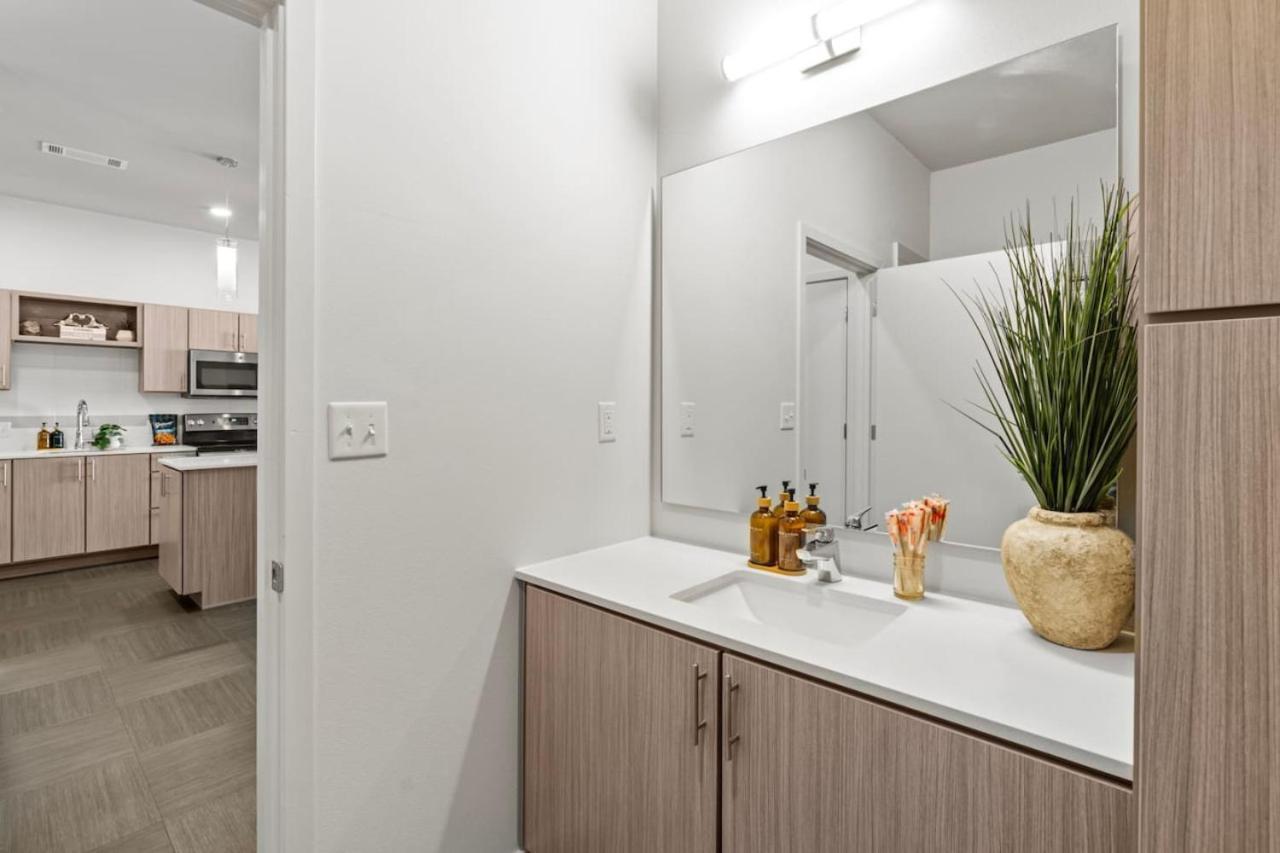 Pinnacle Heights 2bdrm 3rd Flr Near Walmart Amp Pool Fitness Center Yoga Dog Holiday home Rogers